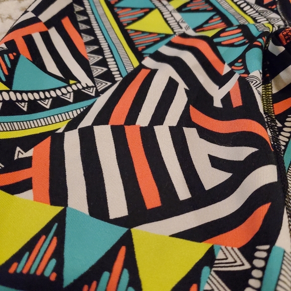 - Live Love Dream bright workout capris - Picture 3 of 8